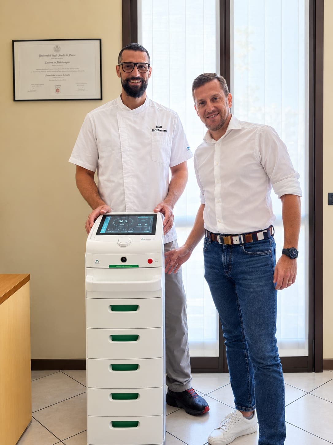 Il Dott. Matteo Montanaro accanto al laser Mectronic Lxyon XP nel suo studio di Tortona