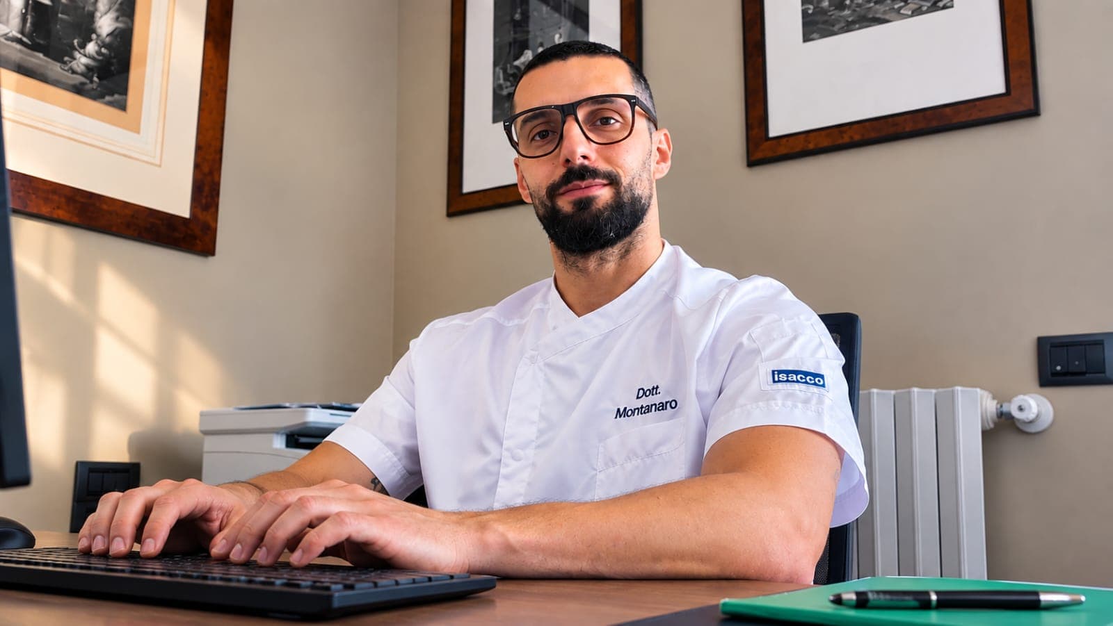 Il Dott. Matteo Montanaro in camice bianco nel suo studio di Tortona
