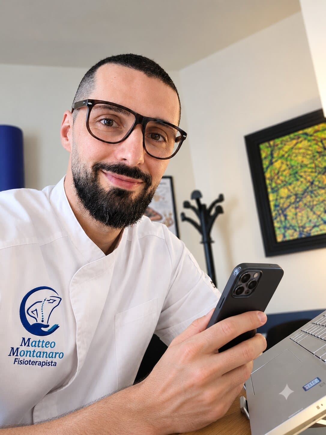 Il Dott. Matteo Montanaro risponde al telefono dal suo studio
